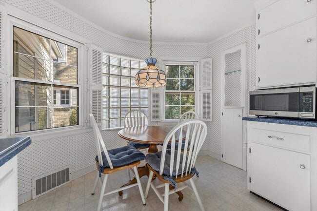 Building Photo - 5457 N Berkeley Blvd