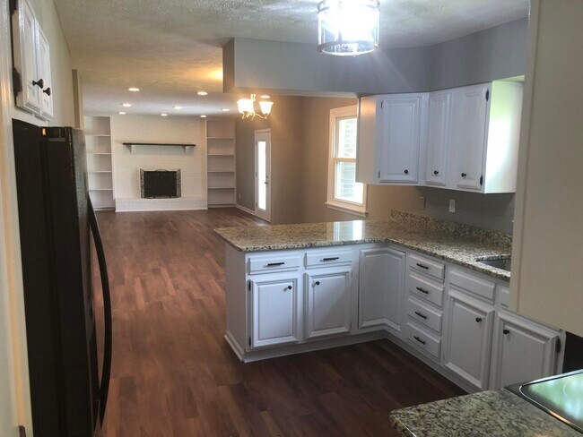 Building Photo - 3900 Sundart Dr
