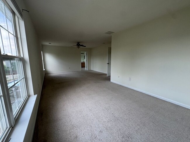 Building Photo - 105 Fredericksburg Dr