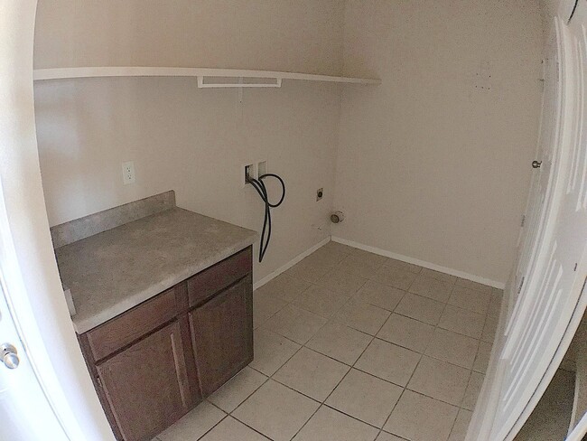 Building Photo - Northeast/Mesquite Hills 3Bed/2.5bath Refr...