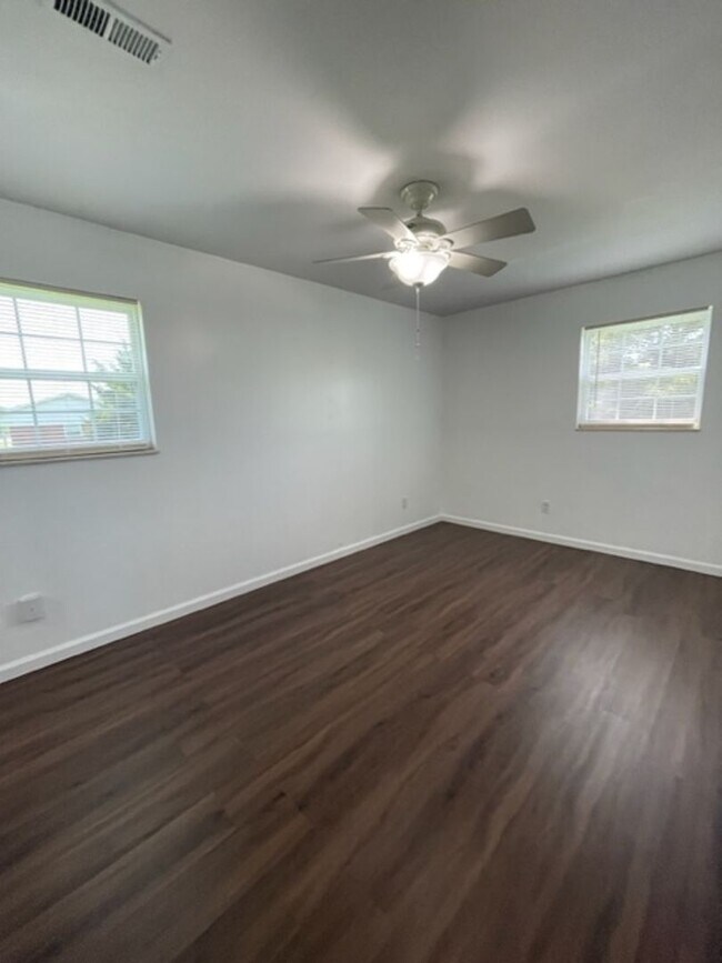 Building Photo - Maryville 37801 - 3 bedroom, 1.5 bath home - Contact Debra Johnson (865) 591-8281