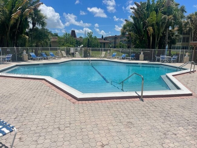 Building Photo - 5051 W Oakland Park Blvd