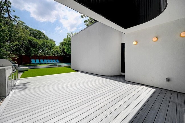 Building Photo - 7809 Woodrow Ave