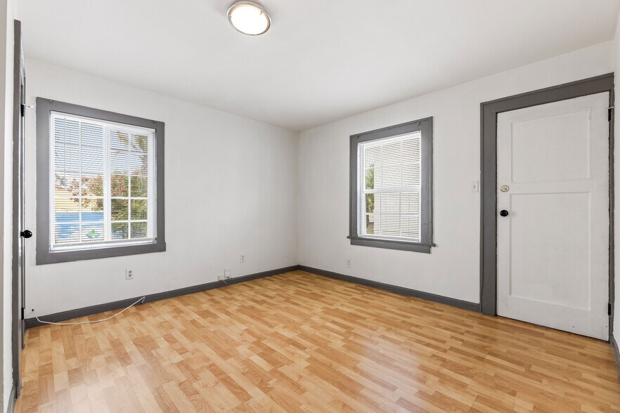 Building Photo - 1339 S Sycamore Ave