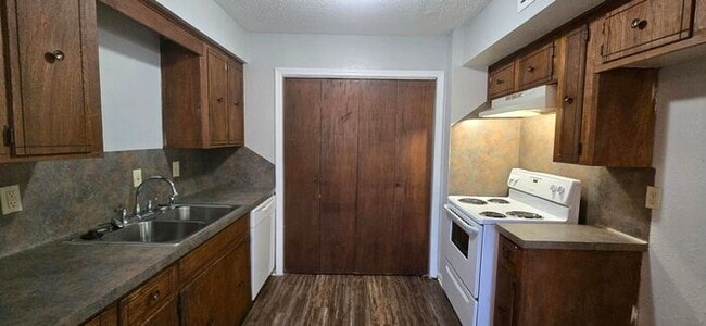 Building Photo - Available Now! 2 Bedroom 1 Bath Townhome in White Oak!