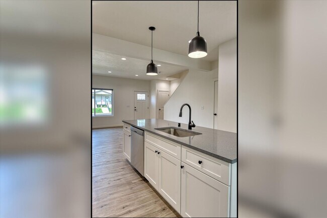 Building Photo - E. 7th Duplex