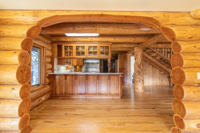 Building Photo - Luxury secondary Lake Property offering 3 beds 2.5 baths and bonus space