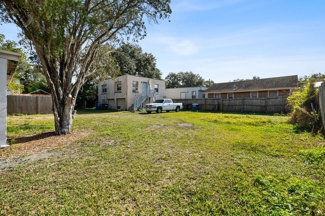 Building Photo - 619-629 Woodlawn St