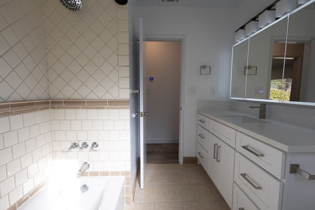 Building Photo - Freshly Renovated 3BR/2BA Pool Home – La C...