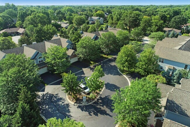 Building Photo - Spacious 3-Bedroom Townhouse with Main-Flo...