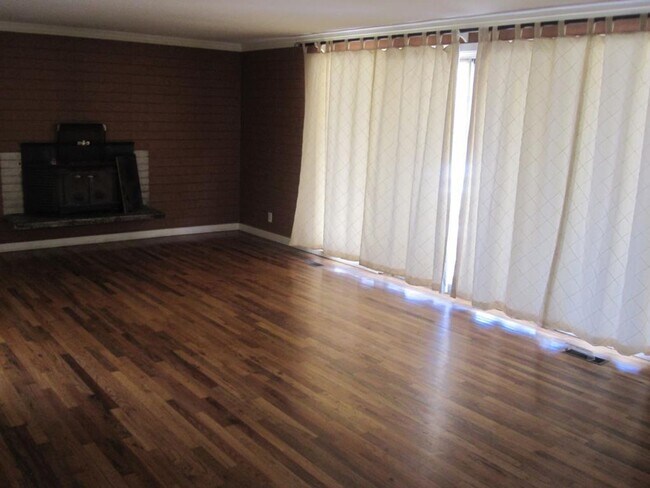 Building Photo - 466 S 300 E