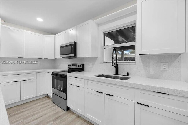 Building Photo - 331 W 40th Pl