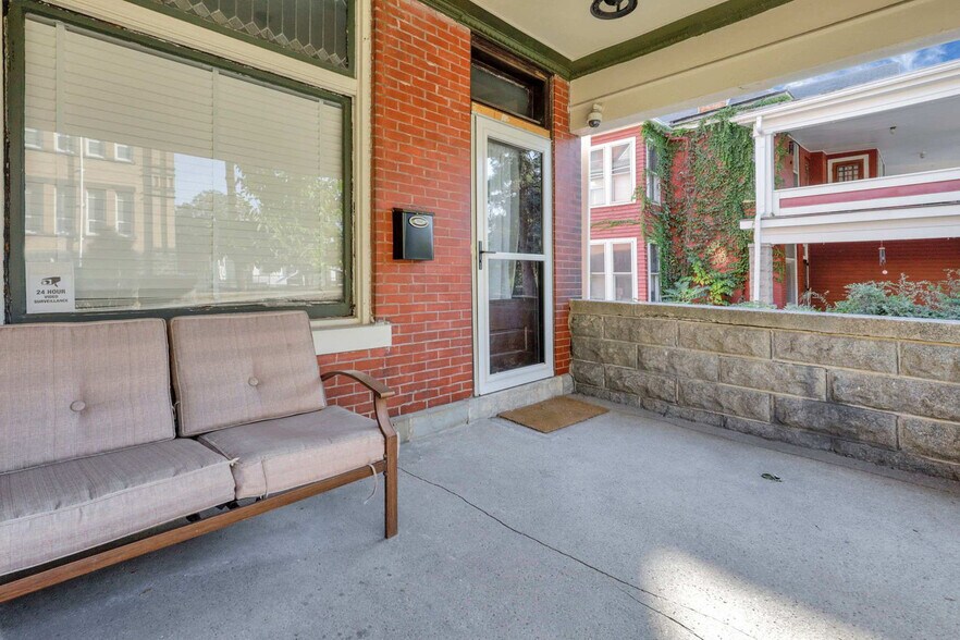 Building Photo - 129 W Hubbard Ave