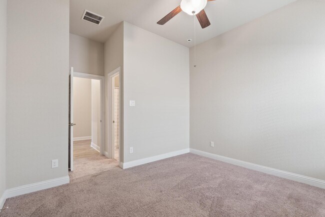 Building Photo - 18716 Laurel Hills Dr
