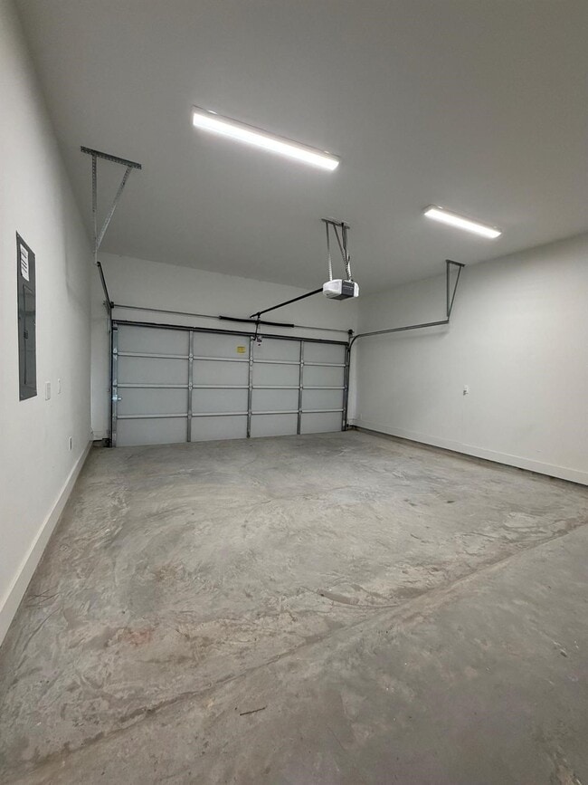 Building Photo - 6733 Peerless St