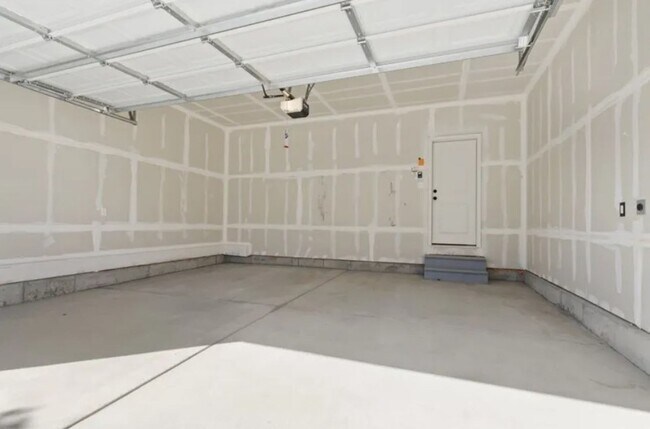 Building Photo - Beautiful 3 Bed 2.5 Bath in Highland!!