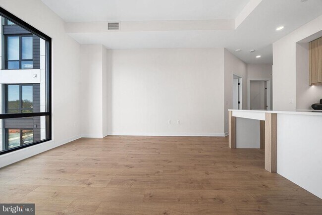 Building Photo - 255 W Falls Station Blvd