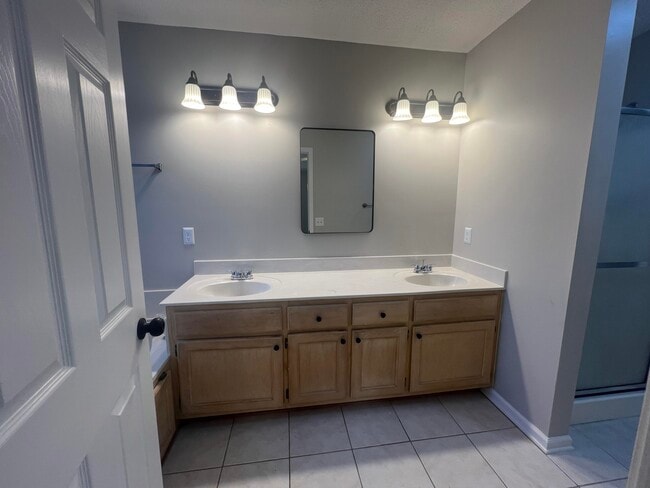 Building Photo - 1240 Inabinet Dr