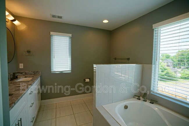 Building Photo - 2900 Torbett St