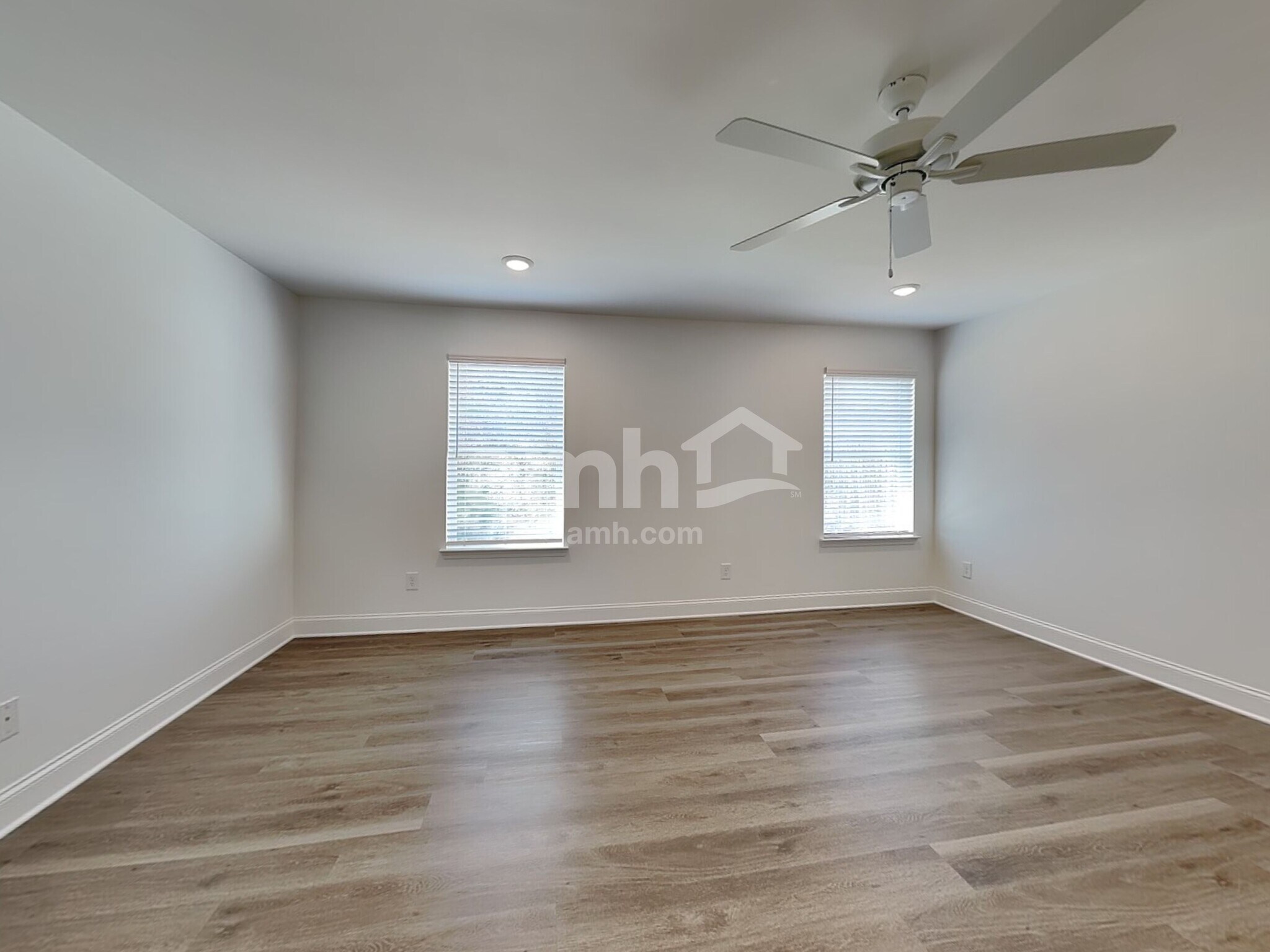 Building Photo - 472 Pointe Dr