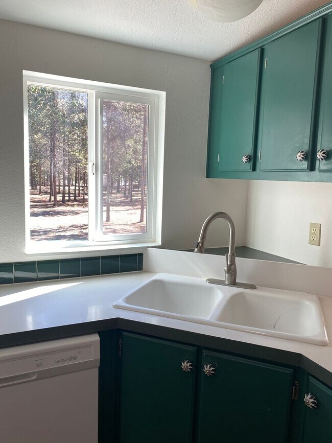 Building Photo - ? Cozy Charm on Almost an Acre in La Pine ?