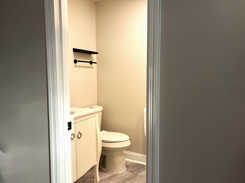 Bathroom 3.5 - 1330 Poplar Pointe SE
