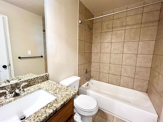Building Photo - ~3 bedroom, 2.5 bath with balcony and priv...