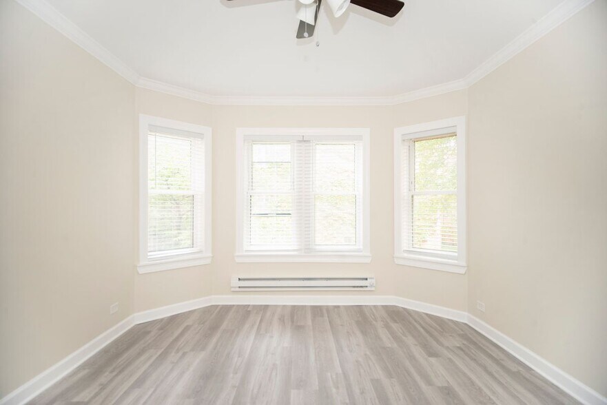 Building Photo - 646 W Roscoe St