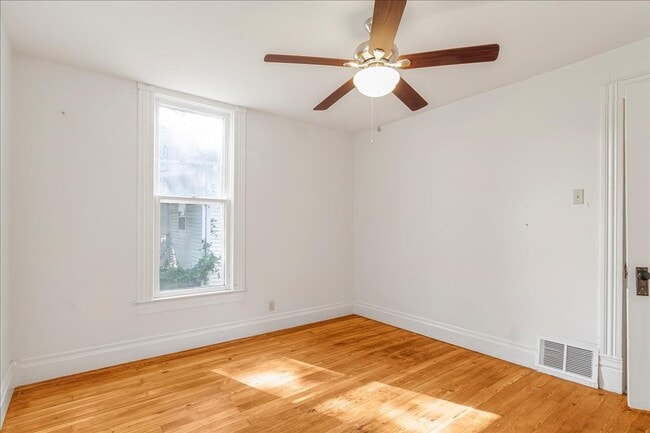 Building Photo - Spacious Updated Cottage