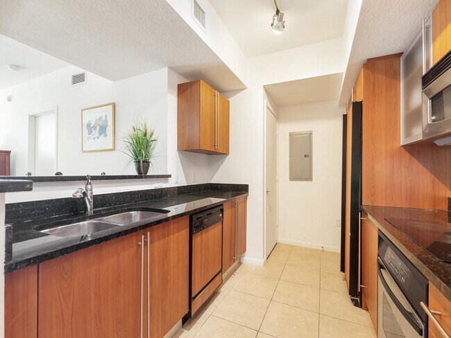 Building Photo - 1551 N Flagler Dr