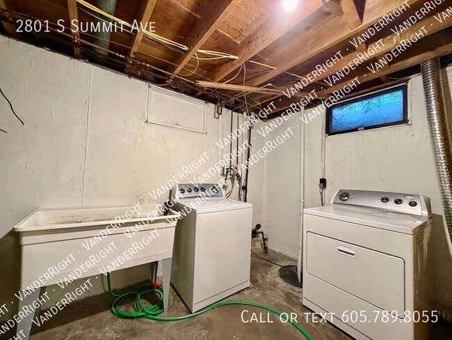 Building Photo - 2801 S Summit Ave