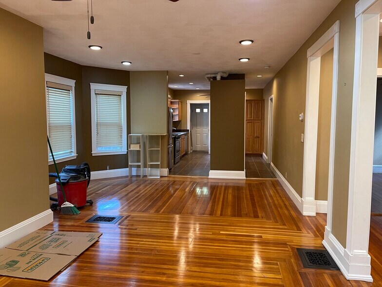 Building Photo - 12 Barton St