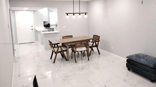 Building Photo - 200 Jacaranda Country Club Dr