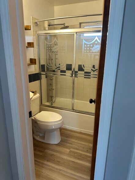 Full bathroom - 33B Hussa St