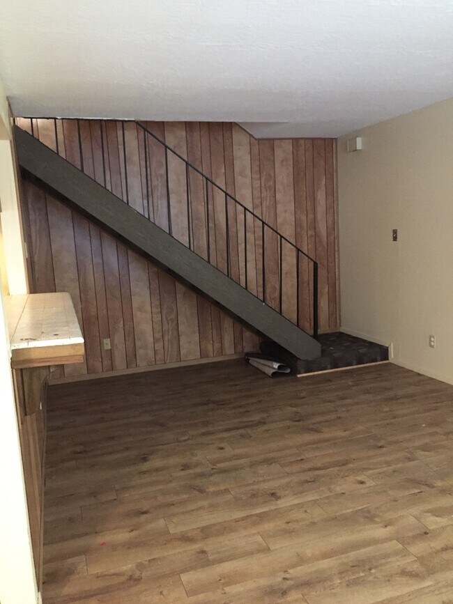Building Photo - Convenient Sparks Location  with Pool and ...