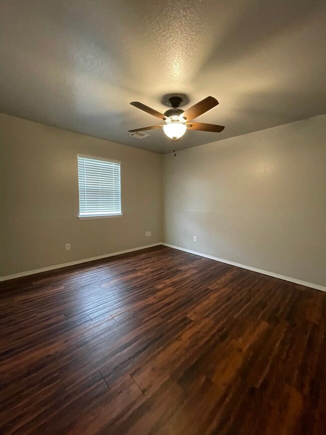 Building Photo - 1122 Oak Ln