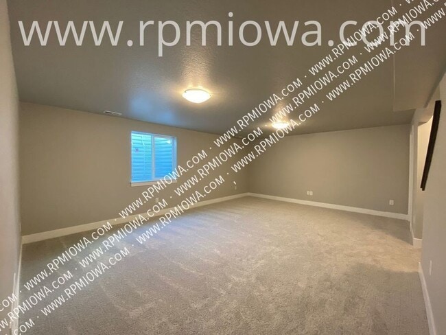 Building Photo - 740 SE Drumlin Dr