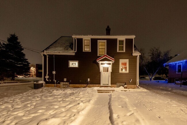 Building Photo - Charming 3brm/2ba house near Como Park!