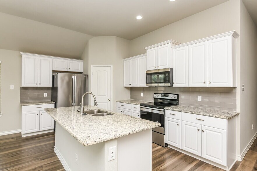 Building Photo - 917 Linden Dr