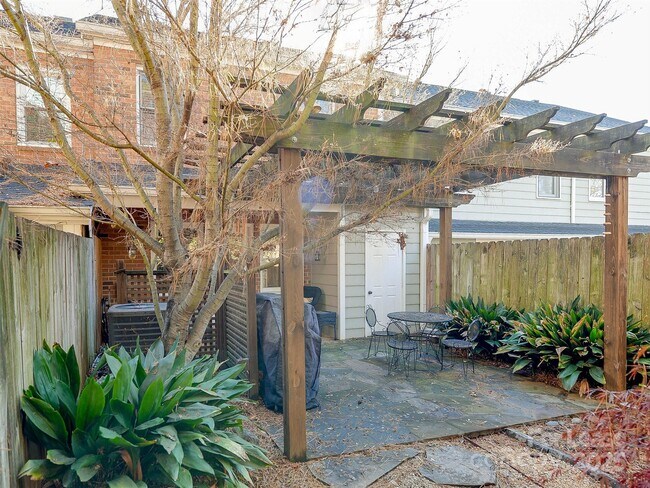 Building Photo - 527 Hawthorne Ln