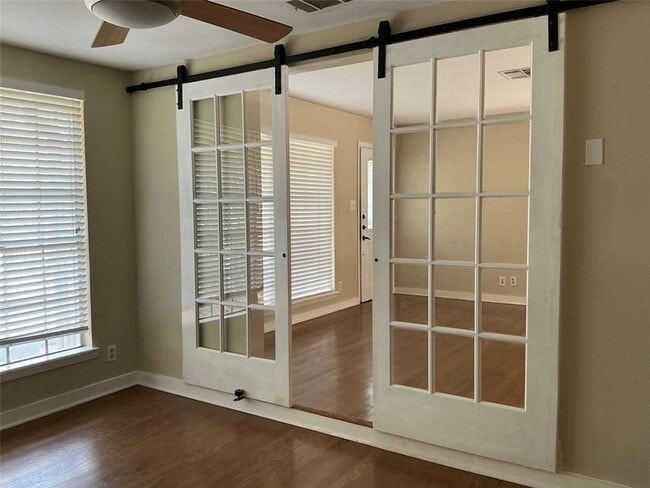 Building Photo - 401 Cherry Hill Dr