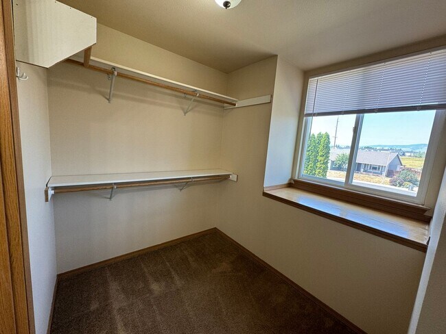 Building Photo - BONUS RENT SPECIAL! Backyard Oasis: 3 Bedroom 2 Bath House Available!