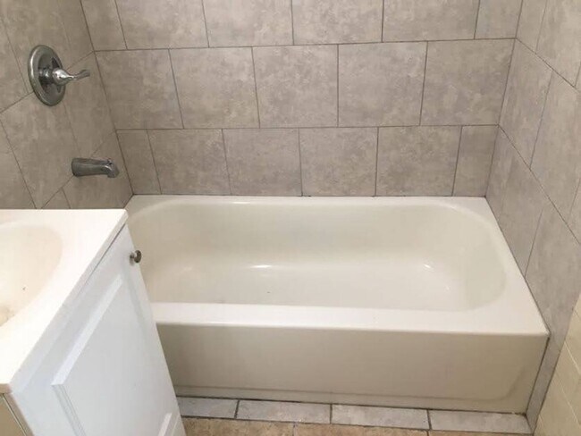 Building Photo - 2 bedroom 1 bath