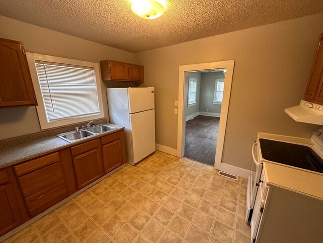 Building Photo - $825 - 2 bedroom/ 1 bathroom - Single Fami...