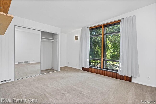 Building Photo - 3954 N Ellamae Rd