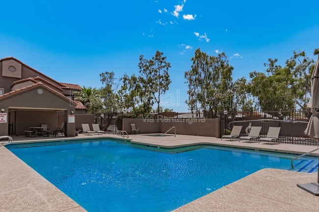 Building Photo - 1905 E University Dr