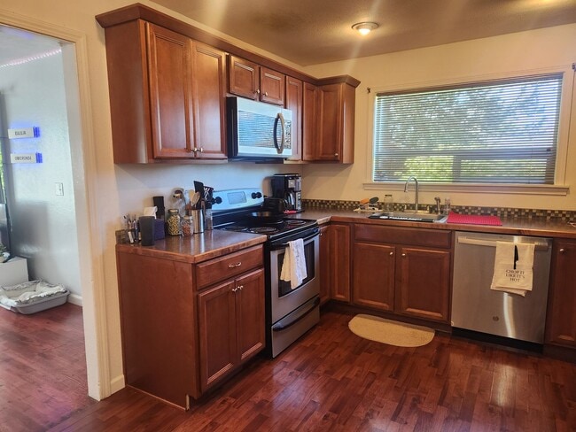 Building Photo - Spacious Lower Level Unit In Beautiful Manette