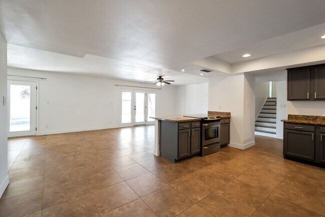 Building Photo - Amazing Tri-level close to ASU with Pool