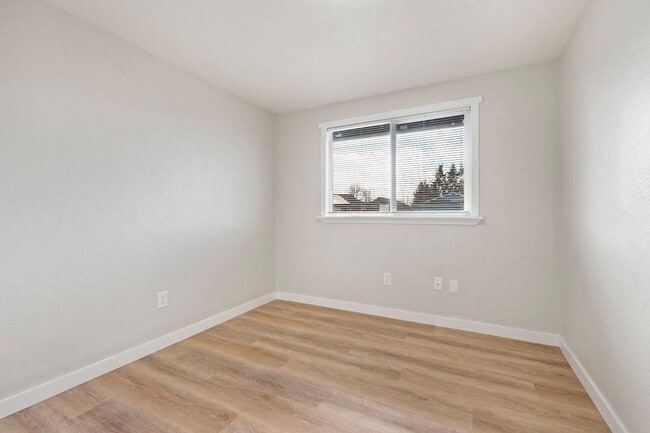 Building Photo - Fantastic 3-Bedroom, 1.5-Bath Duplex With landscaping Included!