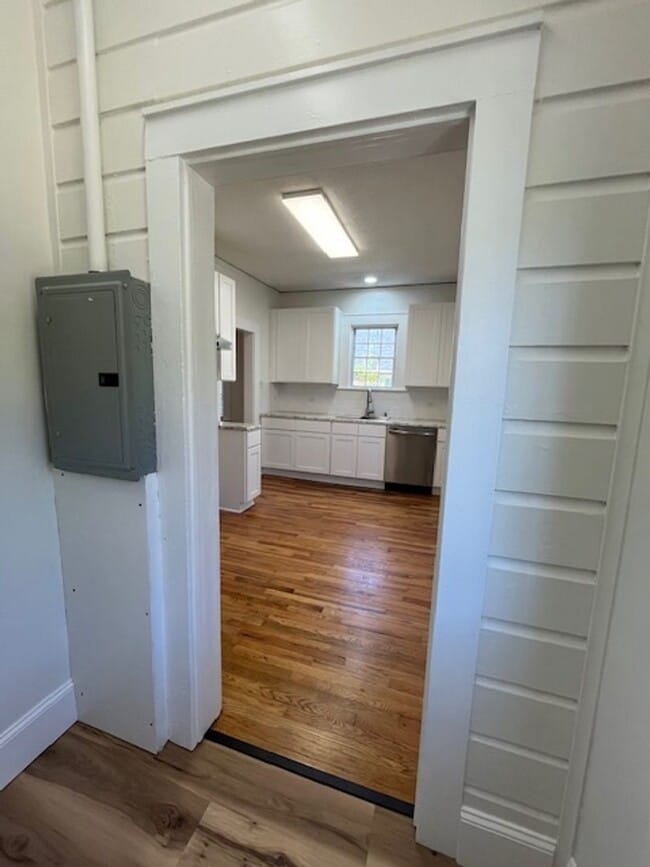 Building Photo - Newly-RENOVATED 2/1 House in a prime location!